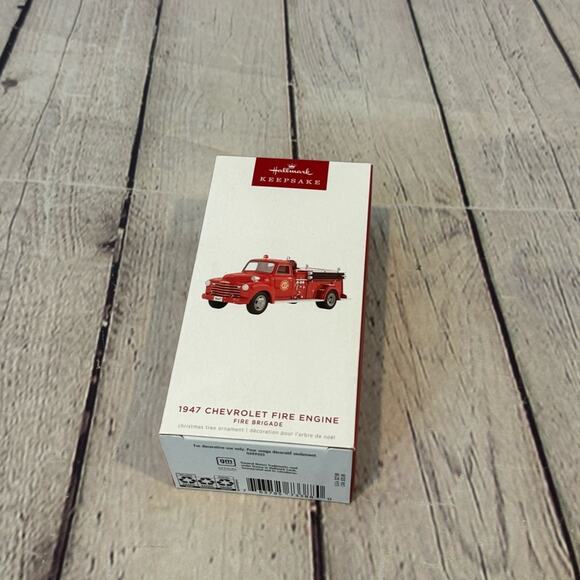 Hallmark Ornament 1947 Chevrolet Fire Engine Ornament - Picture 1 of 4